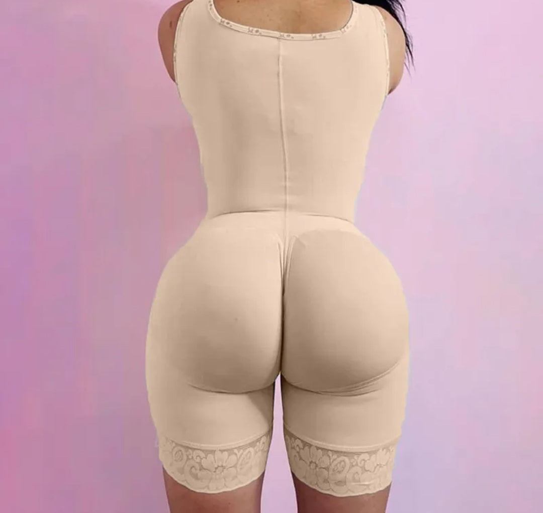 Charming Curves Faja